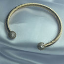 Bracelete Torcido Com Pontas Cravejadas